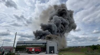 UPDATE- Suceava: Incendiu cu degajări mari de fum la o hală de tâmplărie PVC, în oraşul Salcea. Autorităţile au emis mesaj RO-ALERT / Incendiul a fost lichidat/ Care a fost cauza incendiului - FOTO
