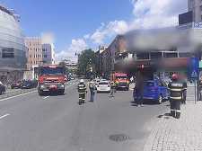 Un autobuz şi trei autoturisme, implicate într-un accident rutier, în municipiul Râmnicu Vâlcea/ Două persoane, rănite
