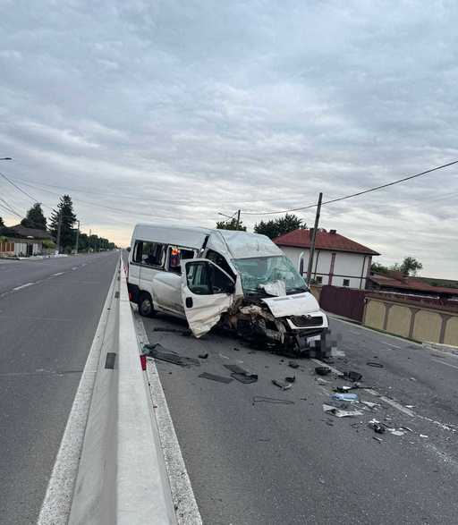 Dolj: Doi bărbaţi, răniţi după ce un microbuz s-a ciocnit cu o cisternă, pe DN 6 - FOTO