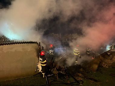 Tulcea -  Trupul carbonizat al unui bărbat de aproximativ 65 de ani, găsit într-o magazile care a ars

