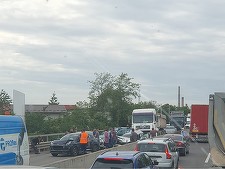 Accident rutier pe DN 1, în apropiere de Ploieşti. Sunt implicate şapte autovehicule şi opt persoane/ Traficul este blocat pe sensul de mers spre Bucureşti