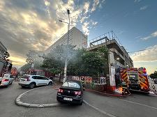 Incendiu, cu degajări mari de fum, la o clădire dezafectată din Sectorul 2 al Capitalei/ Pompierii intervin cu mai multe autospeciale - FOTO