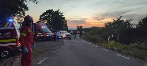 UPDATE - Planul Roşu de Intervenţie, activat în Bistriţa-Năsăud, în urma unui accident rutier în care au fost implicate opt persoane/ Un tânăr de 16 ani a murit, alţi şapte fiind transportaţi la spital - FOTO