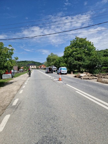 UPDATE - Vâlcea: Conductă de gaz avariată în localitatea Mihăeşti / Posibil să fi fost lovită de un utilaj agricol / 50 de persoane din 20 de gospodării, evacuate / Furnizarea gazului, oprită