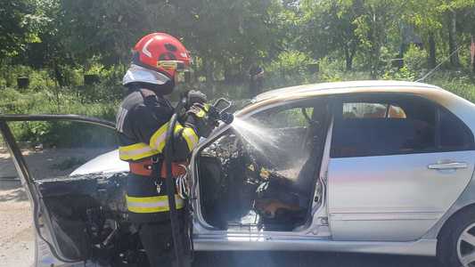 Suceava: Incendiu la un autoturism aflat într-o parcare / Din interior a fost scos un bărbat cu arsuri pe toată supprafaţa corporală, fiind declarat decesul / Incendiul a fost provocat