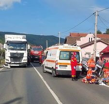 Arad: Două persoane rănite, după ce un autoturism şi un camion s-au ciocnit/ Una dintre victime este inconştientă, fiind făcute manevre de resuscitare/ Traficul pe DN 7, oprit pe ambele sensuri - FOTO
