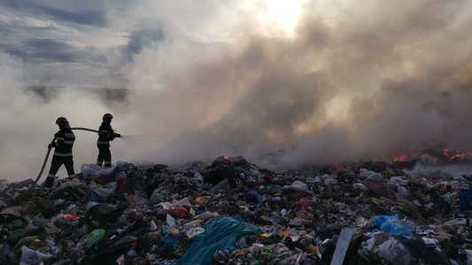 Botoşani: Incendiu la depozitul ecologic de deşeuri de la Stăuceni, fiind afectată o suprafaţă de circa o mie de metri pătraţi