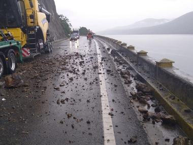 UPDATE - Mehedinţi - Traficul a fost blocat pe DN 6 Drobeta-Turnu Severin-Orşova, din cauza aluviunilor de pe şosea / Pietrele au fost îndepărtate - FOTO