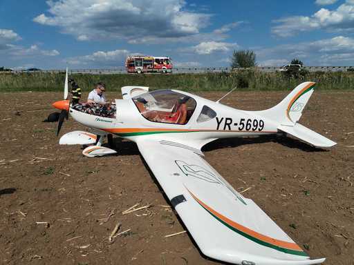 Un avion de mici dimensiuni a aterizat forţat pe un câmp din judeţul Iaşi din cauza unor defecţiuni tehnice / Doi bărbaţi se aflau la bord, nefiind răniţi - FOTO