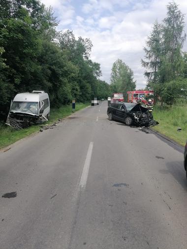 Mureş: Două persoane, rănite după ce un microbuz şi un autoturism s-au ciocnit
