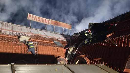 Alba - Incendiu puternic în Aiud - Focul izbucnit într-un atelier de tâmplărie s-a extins la acoperişurile unei locuinţe şi unei pensiuni. 14 persoane din pensiune au fost evacuate - FOTO, VIDEO