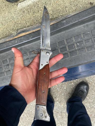 Mehedinţi: Cuţit de vânătoare cu lungimea de 37 de centimetri, găsit de jandarmi asupra unui tânăr care participa la evenimentul ”Zilele elevilor severineni” / Arma albă era folosită pentru intimidarea altor persoane 
