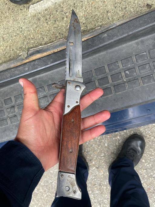 Mehedinţi: Cuţit de vânătoare cu lungimea de 37 de centimetri, găsit de jandarmi asupra unui tânăr care participa la evenimentul ”Zilele elevilor severineni” / Arma albă era folosită pentru intimidarea altor persoane 
