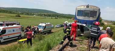 Maşină lovită de tren în judeţul Iaşi / Un adolescent de 16 ani şi un bărbat de 71 de ani au fost răniţi - FOTO