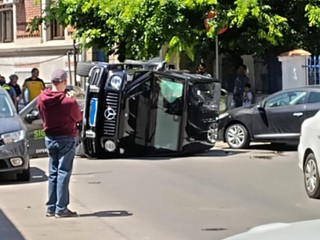 Bucureşti - O femeie a fost rănită, după ce a intrat cu autoturismul în mai multe maşini parcate – FOTO