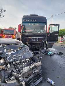 Galaţi: O femeie de 72 de ani a murit, după ce maşina condusă de fiica sa a intrat într-un TIR / Şoferiţa se pare că a adormit la volan - FOTO