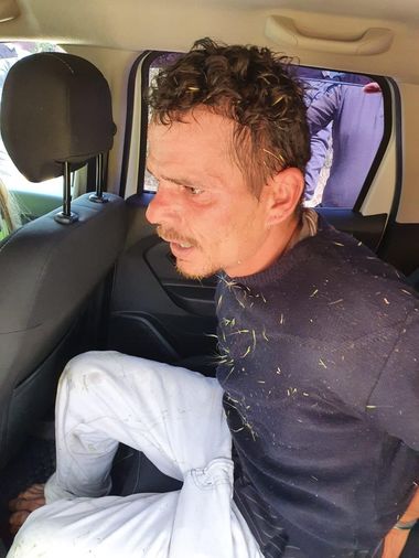 Botoşani: Bărbatul suspectat că şi-a ucis nepoata de 8 ani a fost prins în apropierea locuinţei / S-au tras două focuri de armă - FOTO