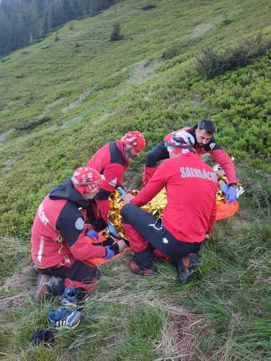Maramureş: Cetăţean ucrainean rătăcit în munţi de trei zile, extenuat şi ud complet, găsit de salvamontişti/ El a fost cu elicopterul SMURD la spital - FOTO, VIDEO