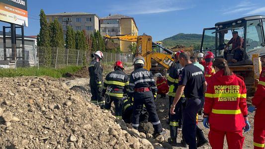 UPDATE - Un bărbat a murit după ce a fost prins sub un mal de pământ, la Bistriţa/ El a fost scos de pompieri şi i s-au făcut manevre de resuscitare, fără rezultat însă/ Poliţia a deschis o anchetă, fiind sesizat şi ITM