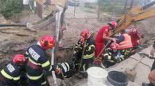 UPDATE - Trei persoane, prinse sub un mal de pământ, la Brăila/ Victimele sunt conştiente,  fiind scoase de pompieri - FOTO, VIDEO