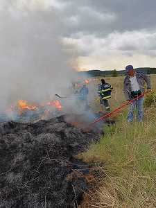 Harghita: Incendiu pe 20 de hectare de teren acoperit cu vegetaţie uscată. Există riscul ca focul să se extindă la o pădure