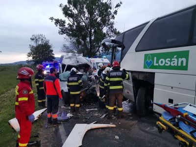Accident rutier între Râşnov şi Predeal, între un autobuz şi o dubă de transport marfă - o persoană a decedat, iar alte trei au fost rănite - FOTO