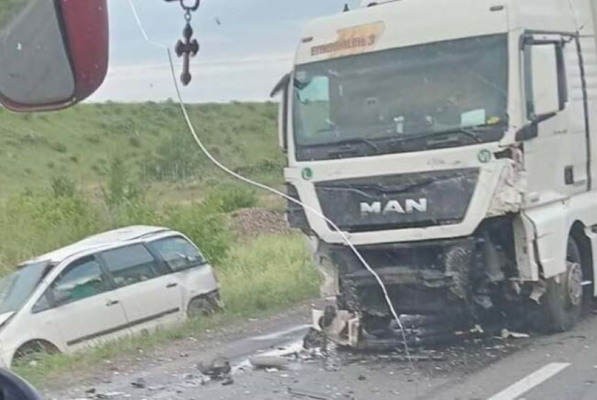 Bihor: Accident grav pe DN 1, între un autoturism şi un TIR. Patru persoane au rămas încarcerate, toate fiind declarate decedate - FOTO
