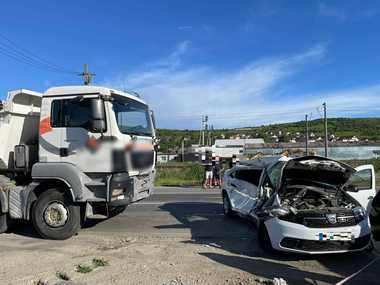 Grav accident de circulaţie în judeţul Cluj / Un bărbat este resuscitat la faţa locului, alţi doi fiind transportaţi la spital / Traficul pe DN 1 C, la Sânnicoară, complet blocat - FOTO
