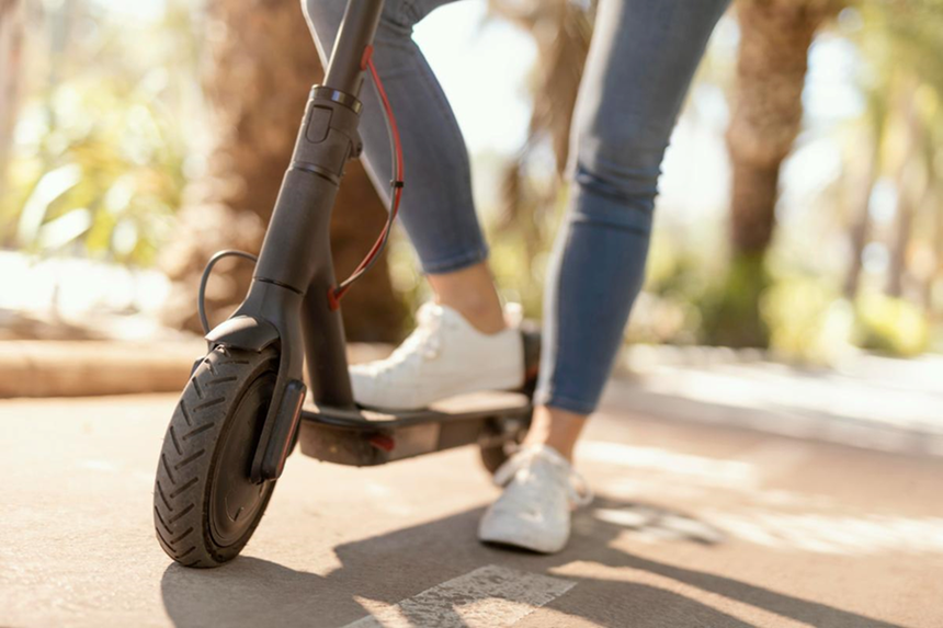 Sibiu: Adolescent de 14 ani care circula cu trotineta pe interzis, rănit după ce a intrat într-un autoturism / A pătruns într-o intersecţie fără să acorde prioritate

