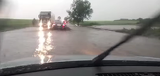 Direcţia de Drumuri şi Poduri Iaşi: Se circulă cu greutate din cauza precipitaţiilor abundente pe mai multe sectoare de drum / Echipaje, pregătite să intervină după retragerea apelor – VIDEO

