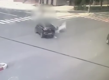 Grav accident de circulaţie în Deva – Motociclist rănit, după ce nu i s-a acordat prioritate într-o intersecţie / Imaginile surprind momentul în care motociclistul este aruncat în aer, peste maşina care l-a lovit – VIDEO