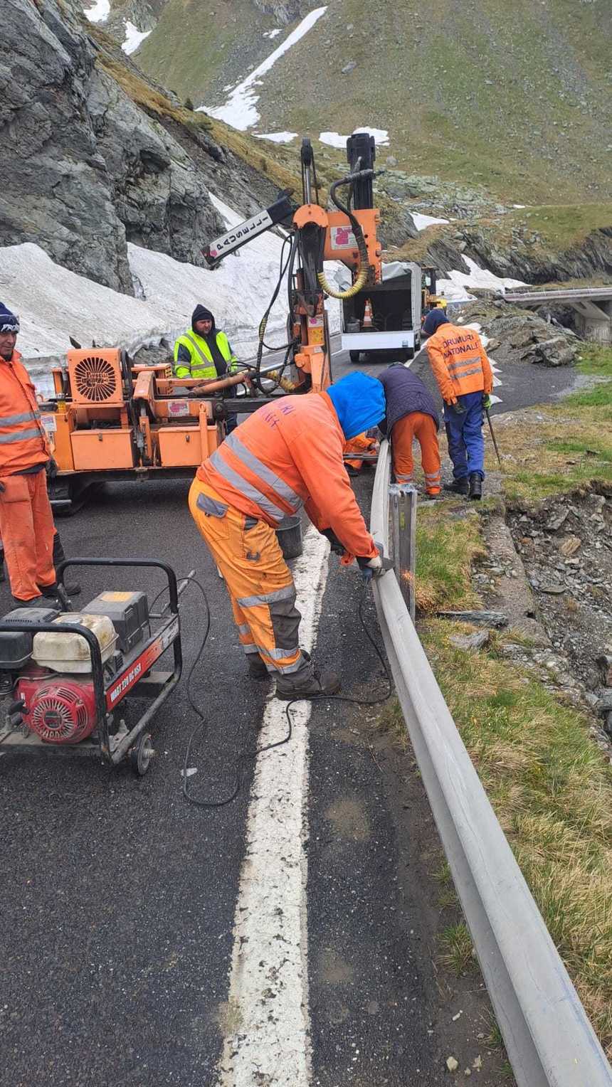 Pregătirea Transfăgărăşanului pentru redeschiderea circulaţiei, aproape de finalizare / Se îndepărtează ultimele petice de zăpadă

