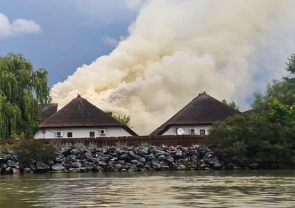 UPDATE - Incendiu la un bungalow al unei unităţi turistice din Tulcea/ Pompierii au intervenit timp de şapte ore pentru stingerea flăcărilor - FOTO, VIDEO
