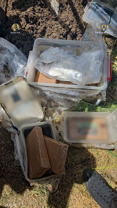 Paisprezece kilograme de cocaină, găsite de poliţişti şi procurorii DIICOT la locuinţa a două persoane din Giurgiu/ Acestea şi un alt inculpat, reţinuţi/ Drogurile, în valoare de peste un milion de euro, erau îngropate în curte - VIDEO