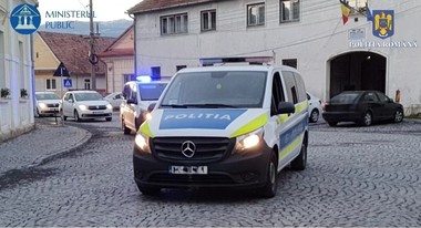 Poliţiştii anchetează construirea unui ponton debarcader pe Lacul Roşu, fără obţinerea autorizaţiilor necesare / Arme şi considerabile sume de bani, descoperite la percheziţii