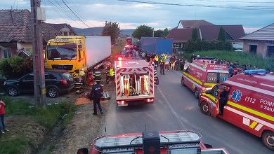 UPDATE - Accident cu două TIR-uri şi o maşină, în judeţul Mureş / Unul dintre camioane a intrat în terasa unui magazin, rănind cinci persoane / 6 pacienţi, la spital, 2 victime au refuzat transportul la unitatea medicală – FOTO