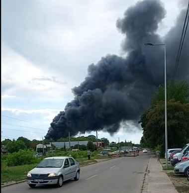 UPDATE - Incendiu cu flacără şi degajări mari de fum la un depozit de mase plastice din Bacău / Mesaj RO-Alert - VIDEO

