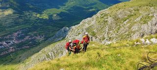 Turistă maghiară, rănită pe munte / Intervenţie dificilă a salvamontiştilor din Alba 