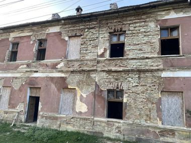 Rămăşiţe umane vechi, descoperite în planşeul fostei şcoli dintr-o localitate din Bistriţa-Năsăud / Acestea au fost găsite de echipa angajată pentru renovare / Proprietarul candidează pentru funcţia de preşedinte al Consiliului Judeţean - FOTO
