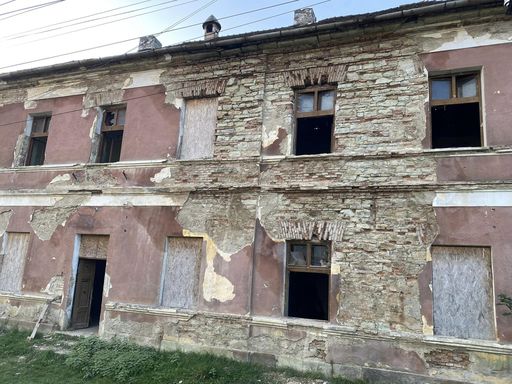 Rămăşiţe umane vechi, descoperite în planşeul fostei şcoli dintr-o localitate din Bistriţa-Năsăud / Acestea au fost găsite de echipa angajată pentru renovare / Proprietarul candidează pentru funcţia de preşedinte al Consiliului Judeţean - FOTO