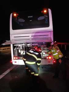 Un autocar cu 40 de copii şi 6 adulţi a luat foc, pe autostrada A10, în judeţul Alba