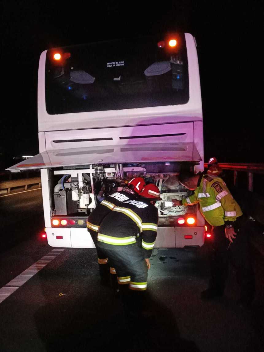 Un autocar cu 40 de copii şi 6 adulţi a luat foc, pe autostrada A10, în judeţul Alba