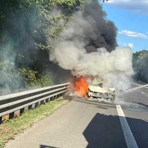 Giurgiu: Un autoturism a luat foc în mers, pe autostrada Bucureşti-Piteşti. Şoferul şi pasagerii au reuşit să iasă teferi din maşină - FOTO