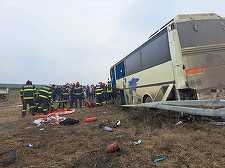 Maramureş: Autobuz implicat într-un accident rutier. Cinci pasageri au fost răniţi, fiind duşi la spital
