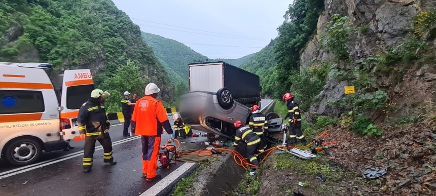 Accident pe Valea Oltului - un bărbat a decedat după ce maşina pe care o conducea s-a răsturnat - FOTO