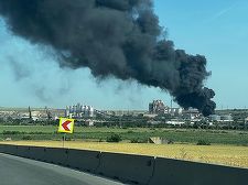 UPDATE - Incendiu în curtea fabricii de ciment din Medgidia / Ard cauciucuri pe o suprafaţă de o mie de metri pătraţi / Pompierii susţin că focul nu se poate extinde/ A fost emis mesaj Ro-Alert, din cauza fumului  - FOTO

