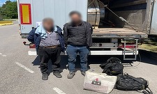 Doi sirieni, depistaţi de poliţiştii de frontieră în remorca unui autocamion condus de un ucrainean / Camionul transporta rulouri de tablă către Ucraina