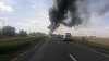 UPDATE - Brăila: O cisternă încărcată cu benzină şi un autoturism s-au ciocnit, pe DN 2B, iar apoi ambele vehicule au luat foc/ Traficul, blocat/ Şoferul cisternei, preluat de un echipaj medical/ Şoferul autoturismului, încarcerat şi carbonizat - VIDEO