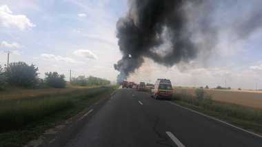 UPDATE - Brăila: O cisternă încărcată cu benzină şi un autoturism s-au ciocnit, pe DN 2B, iar apoi ambele vehicule au luat foc/ Traficul, blocat/ Şoferul cisternei, preluat de un echipaj medical/ Şoferul autoturismului, încarcerat şi carbonizat - VIDEO