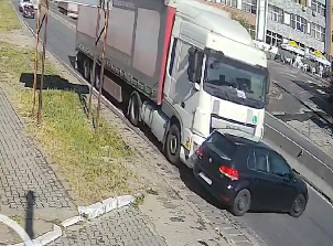Argeş: Un TIR loveşte un autoturism, dar şoferul nu-şi dă seama şi târăşte maşina zeci de metri pe şosea / Conducătorul auto a fost sancţionat - VIDEO